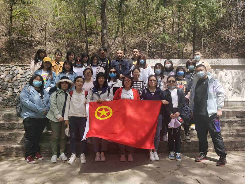 区总工会社工团支部组织团员青年参观“一二•九运动纪念亭”